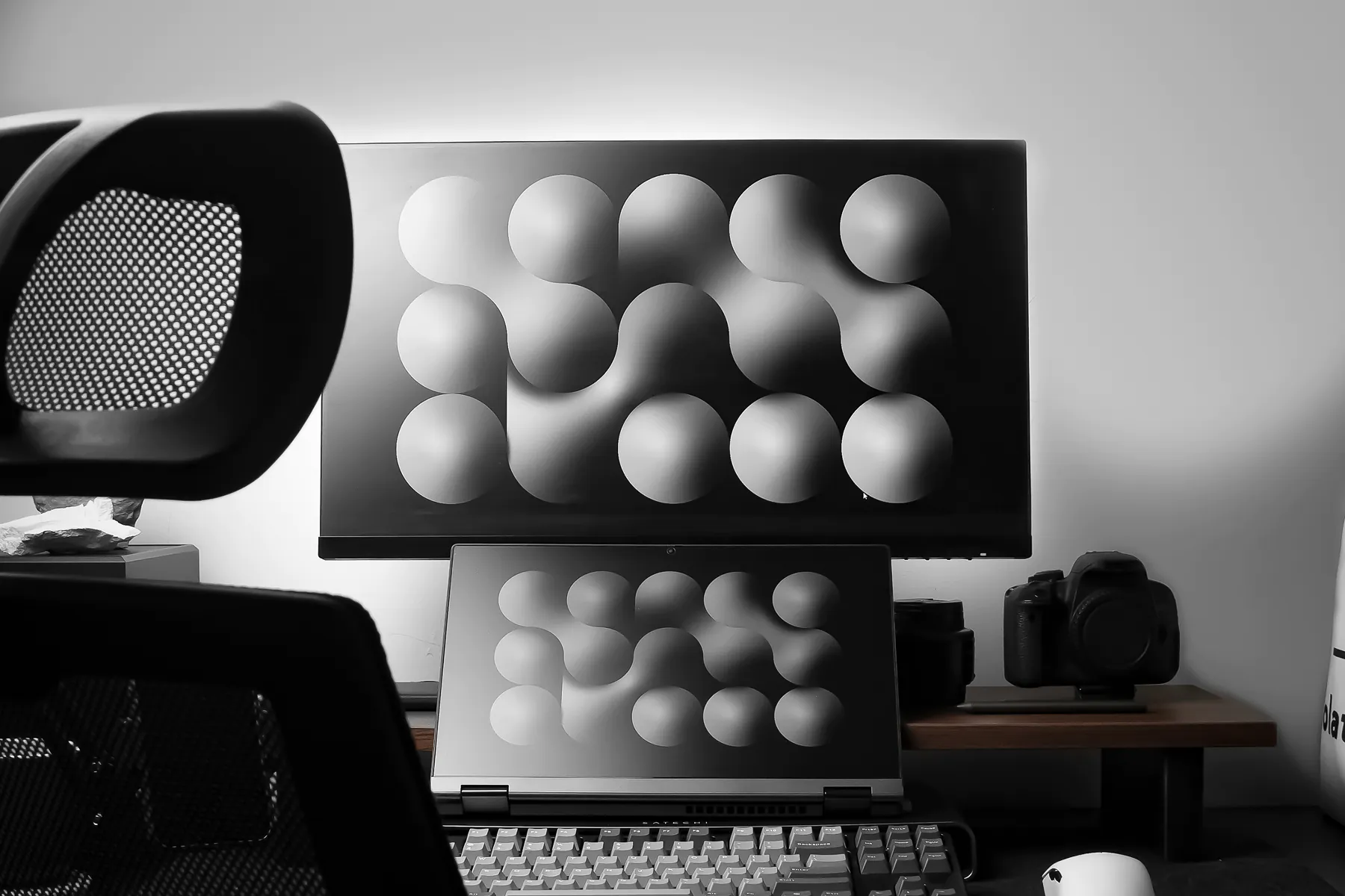 Workspace công nghệ tối giản với màn hình và laptop dùng để xây dựng SEO automation systems