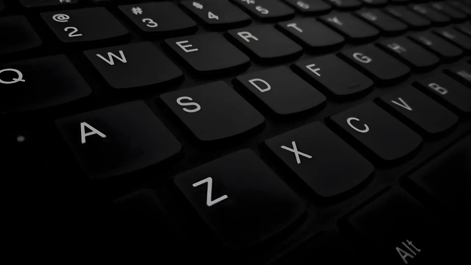 Bàn phím máy tính nền tối đại diện cho môi trường làm việc xây dựng SEO AI Automation Systems của Nguyen A Chau